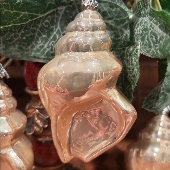 BOMBAY COMPANY VINTAGE SEA SHELL GLASS ORNAMENTS
(4 large) - Picture 11 of 16